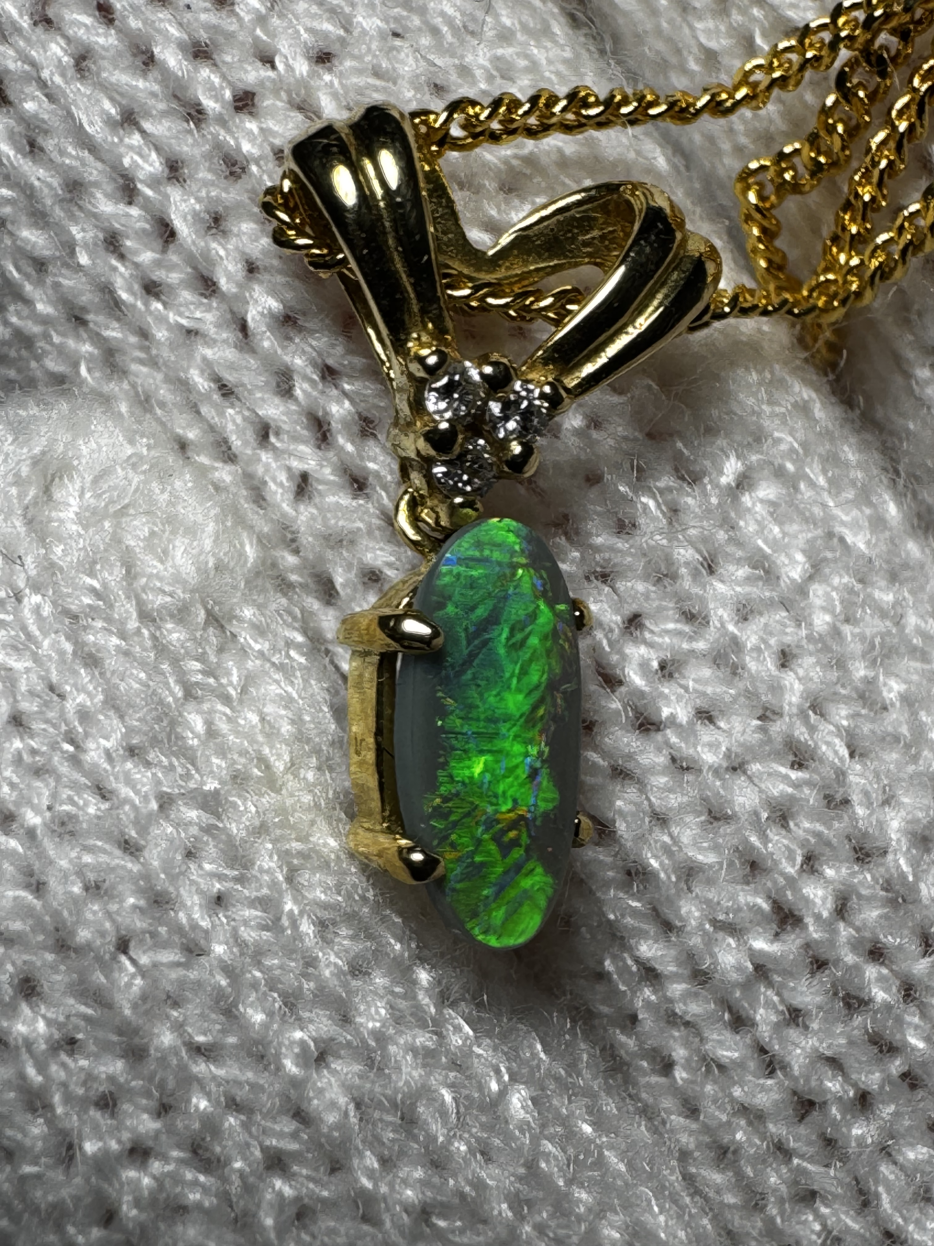 1.20 ct Solid Black Opal Pendant set in 18k Gold Pendant, Genuine Diamonds (unique pattern) - Image 3