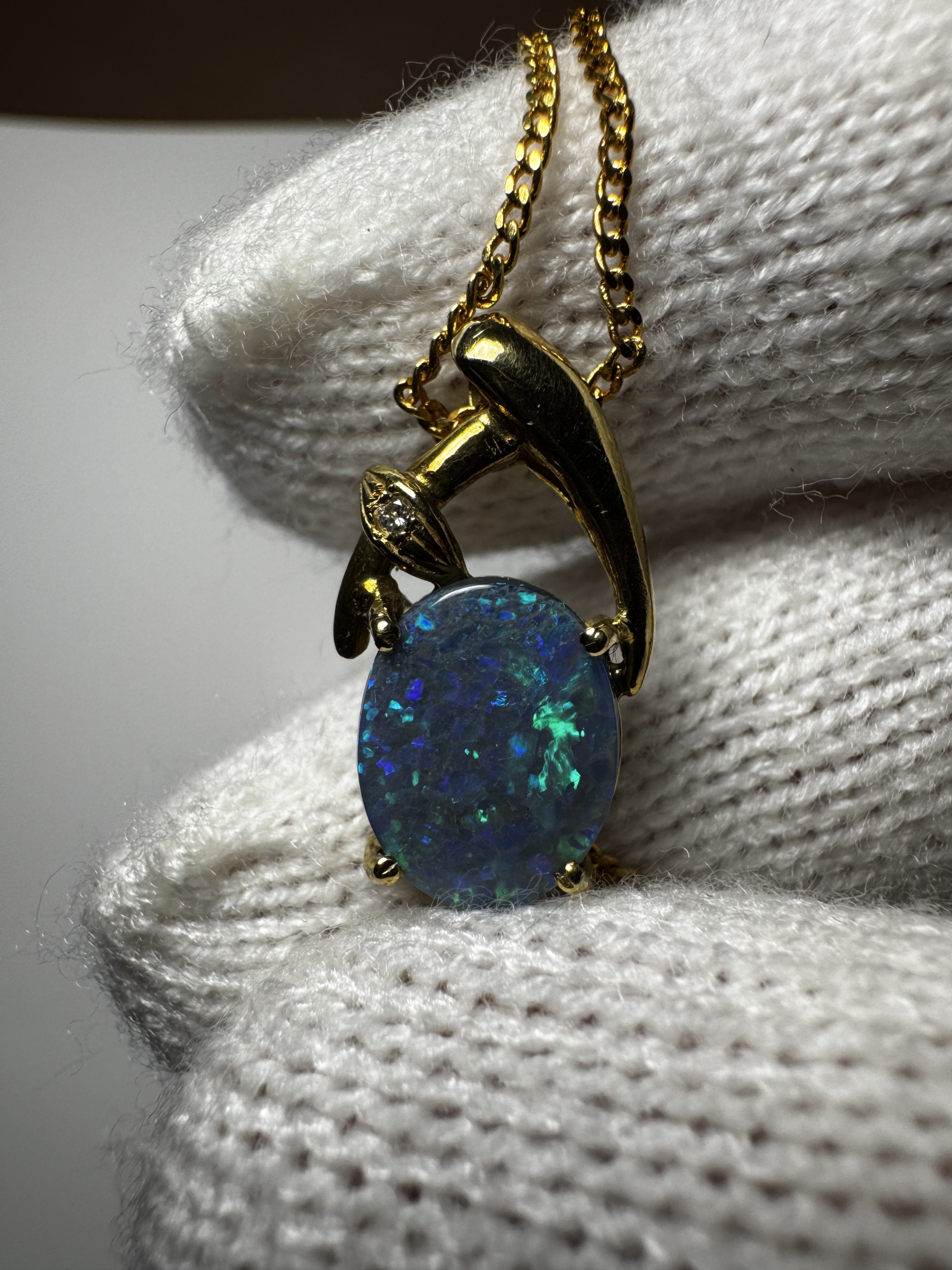 2.00 ct Solid Black Opal set in 18k Gold Pendant, Genuine Trilliant Diamond - Image 2
