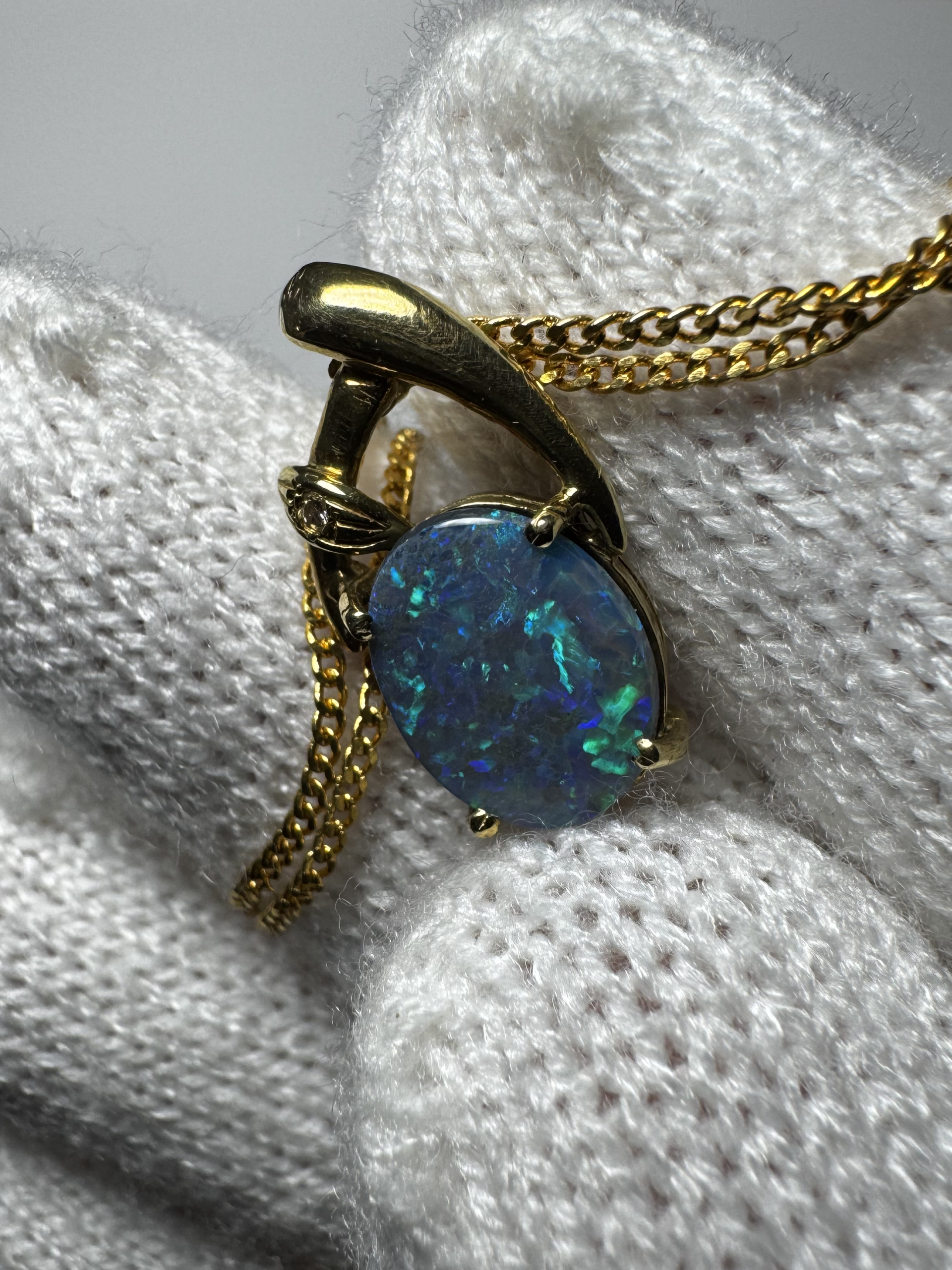 2.00 ct Solid Black Opal set in 18k Gold Pendant, Genuine Trilliant Diamond - Image 3