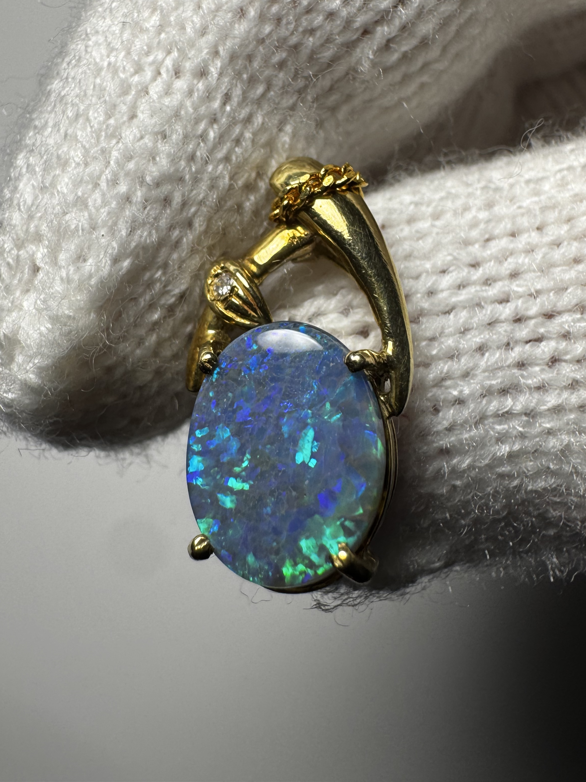 2.00 ct Solid Black Opal set in 18k Gold Pendant, Genuine Trilliant Diamond - Image 4
