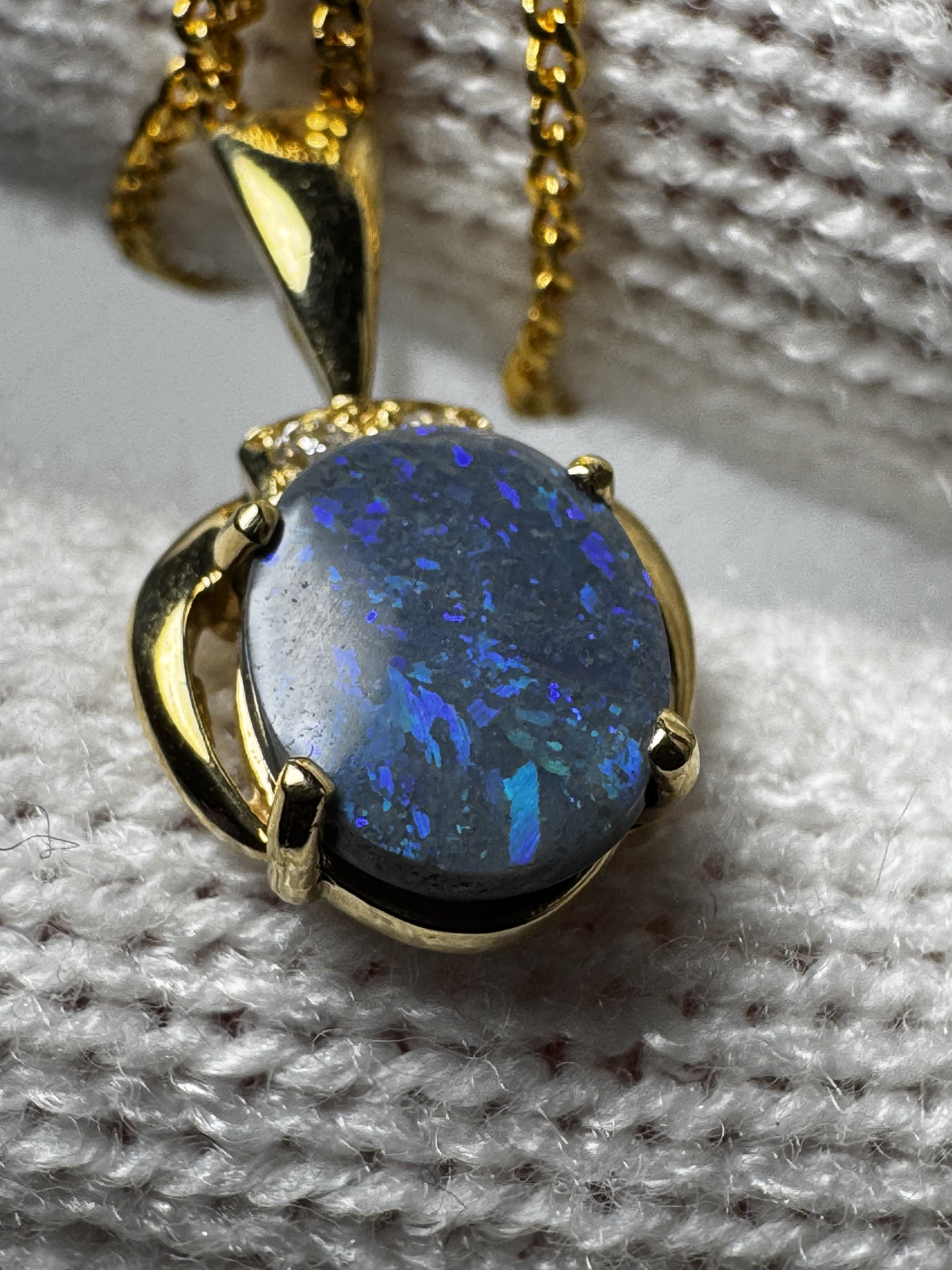 2.00 ct Solid Black Opal set in 18k Gold Pendant, Genuine Diamonds - Image 3