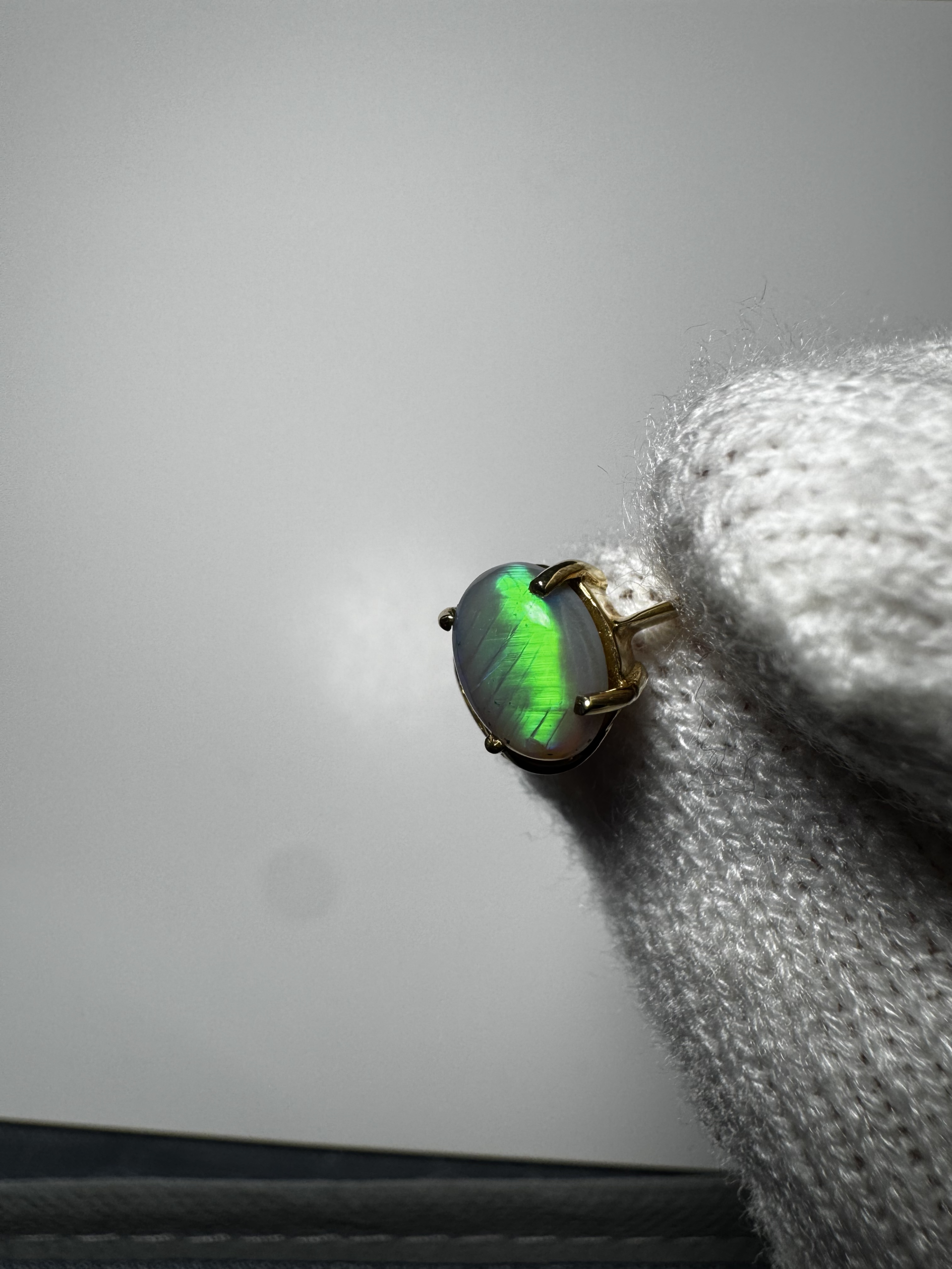 1.20 ct Solid Black Opal Set in 18 k 750 Yellow Gold Ring with Genuine Natural Diamond (Cert Included) - Image 3