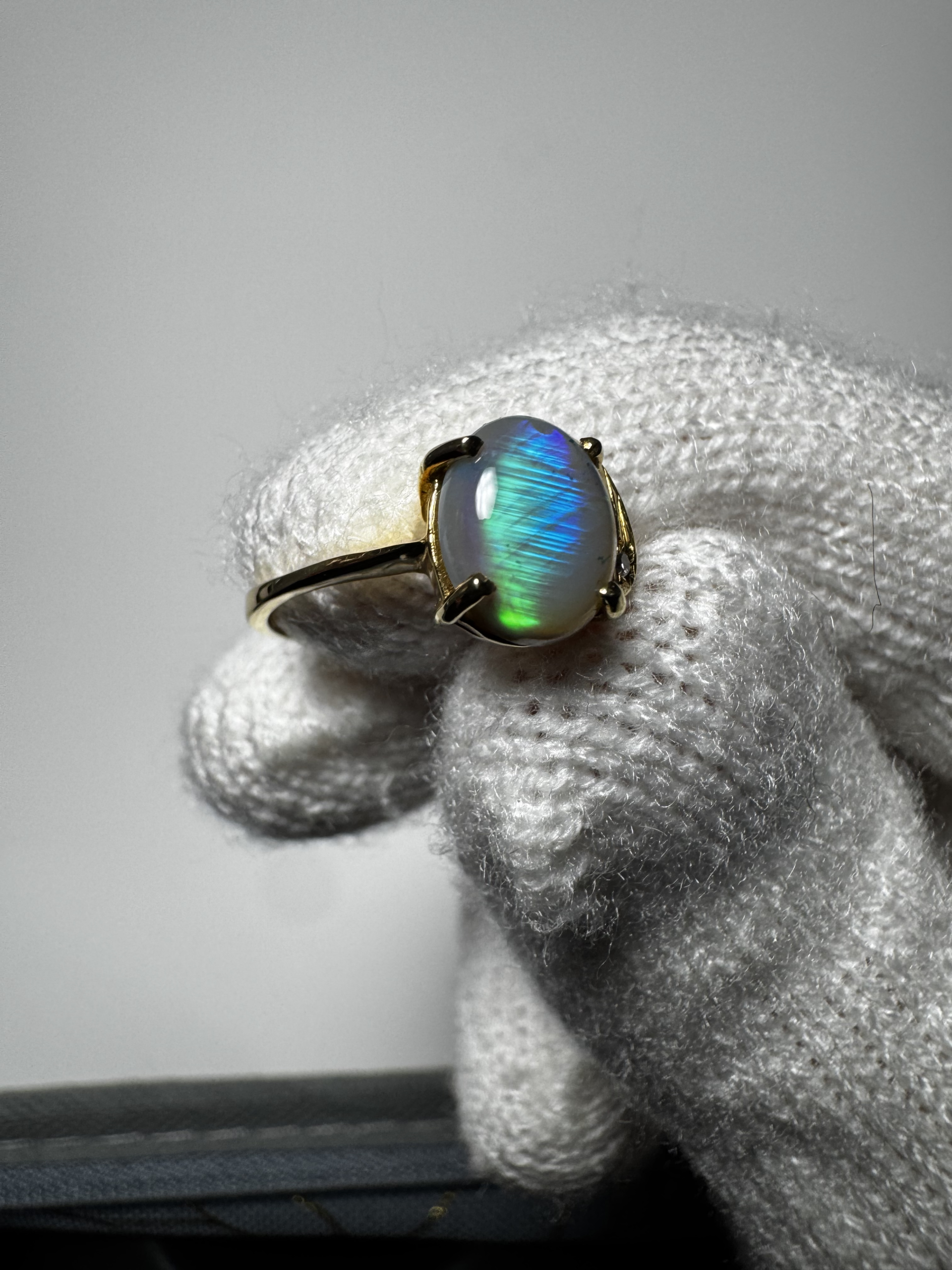 1.20 ct Solid Black Opal Set in 18 k 750 Yellow Gold Ring with Genuine Natural Diamond (Cert Included) - Image 4