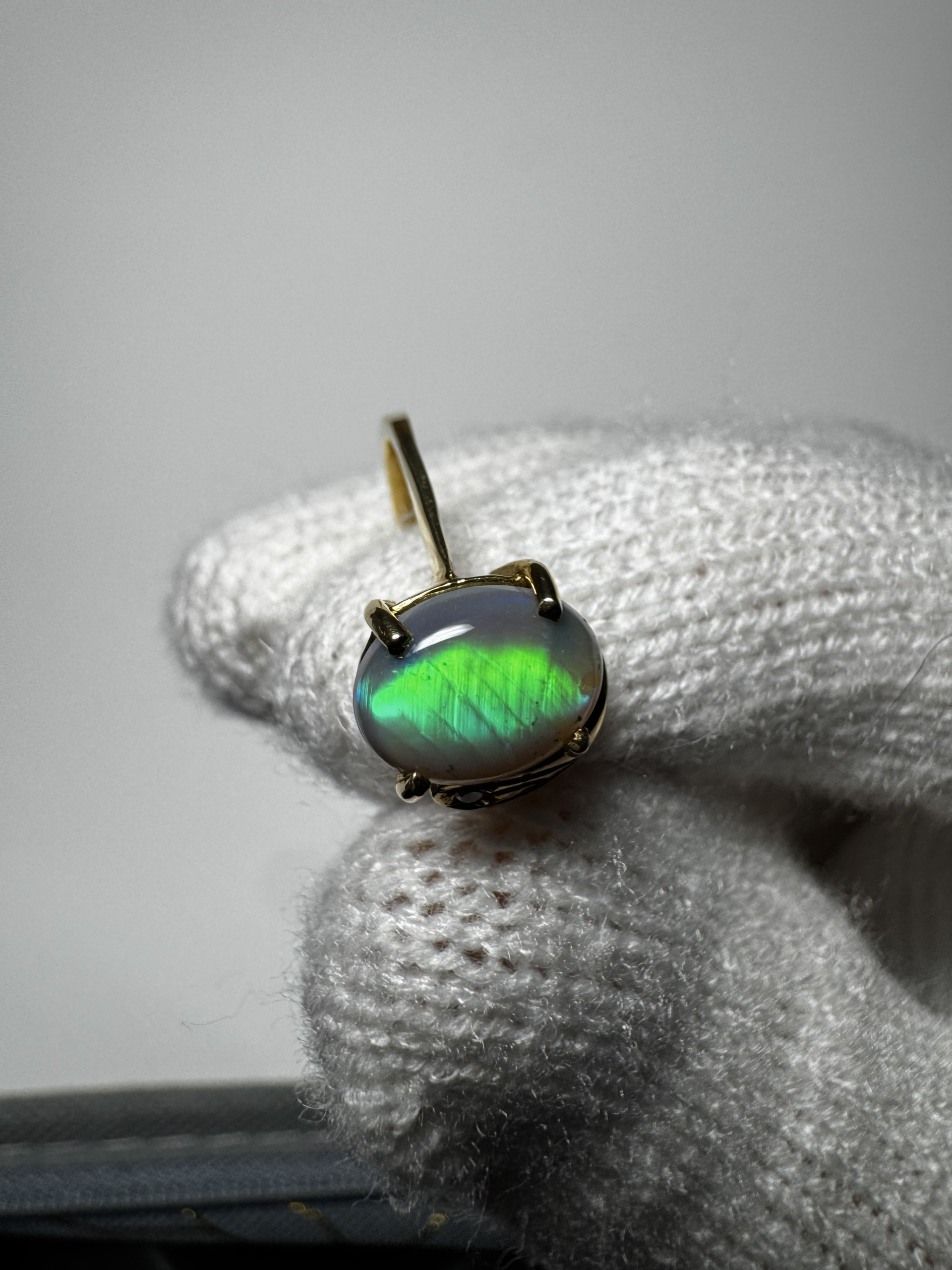 1.20 ct Solid Black Opal Set in 18 k 750 Yellow Gold Ring with Genuine Natural Diamond (Cert Included) - Image 2