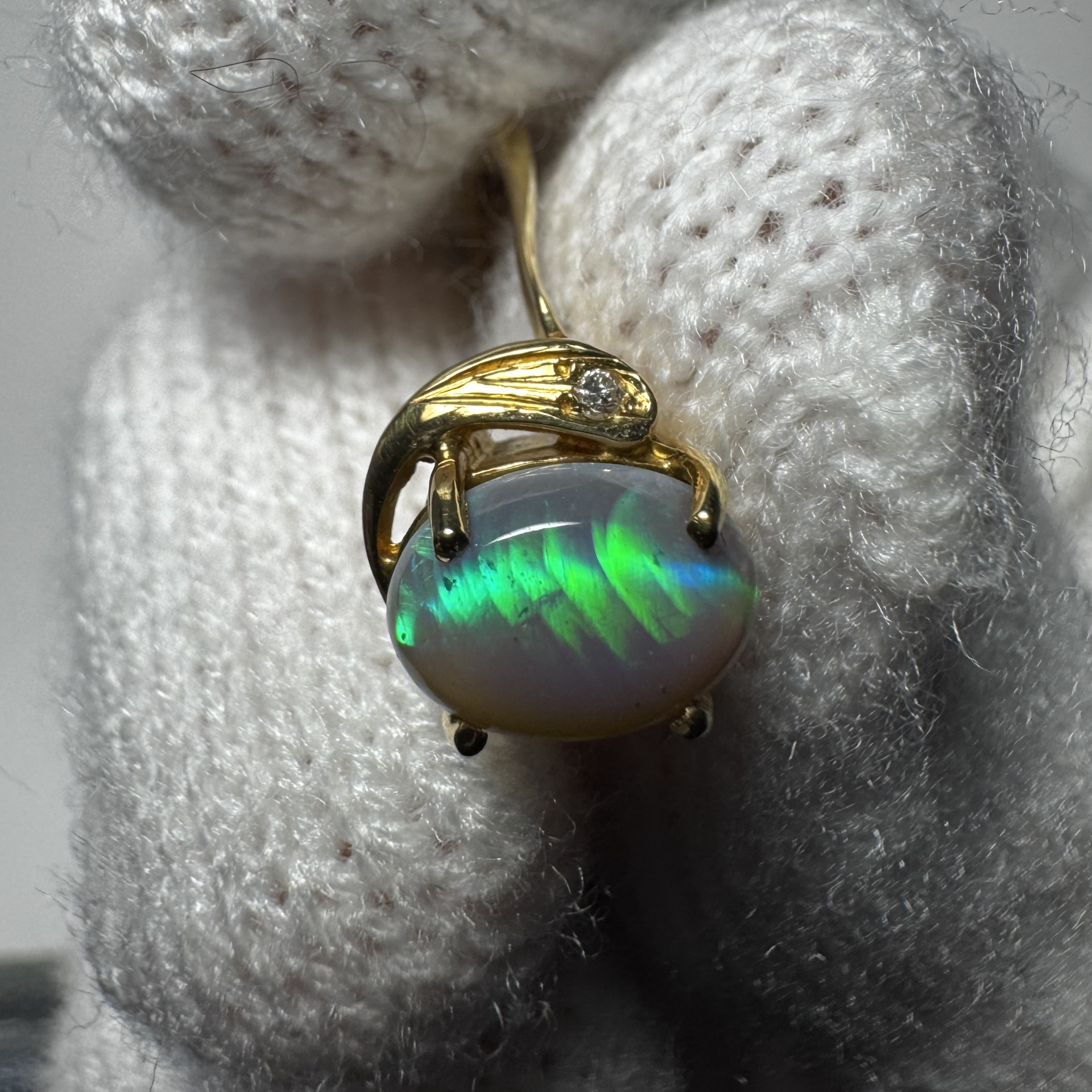 1.20 ct Solid Black Opal Set in 18 k 750 Yellow Gold Ring with Genuine Natural Diamond (Cert Included)