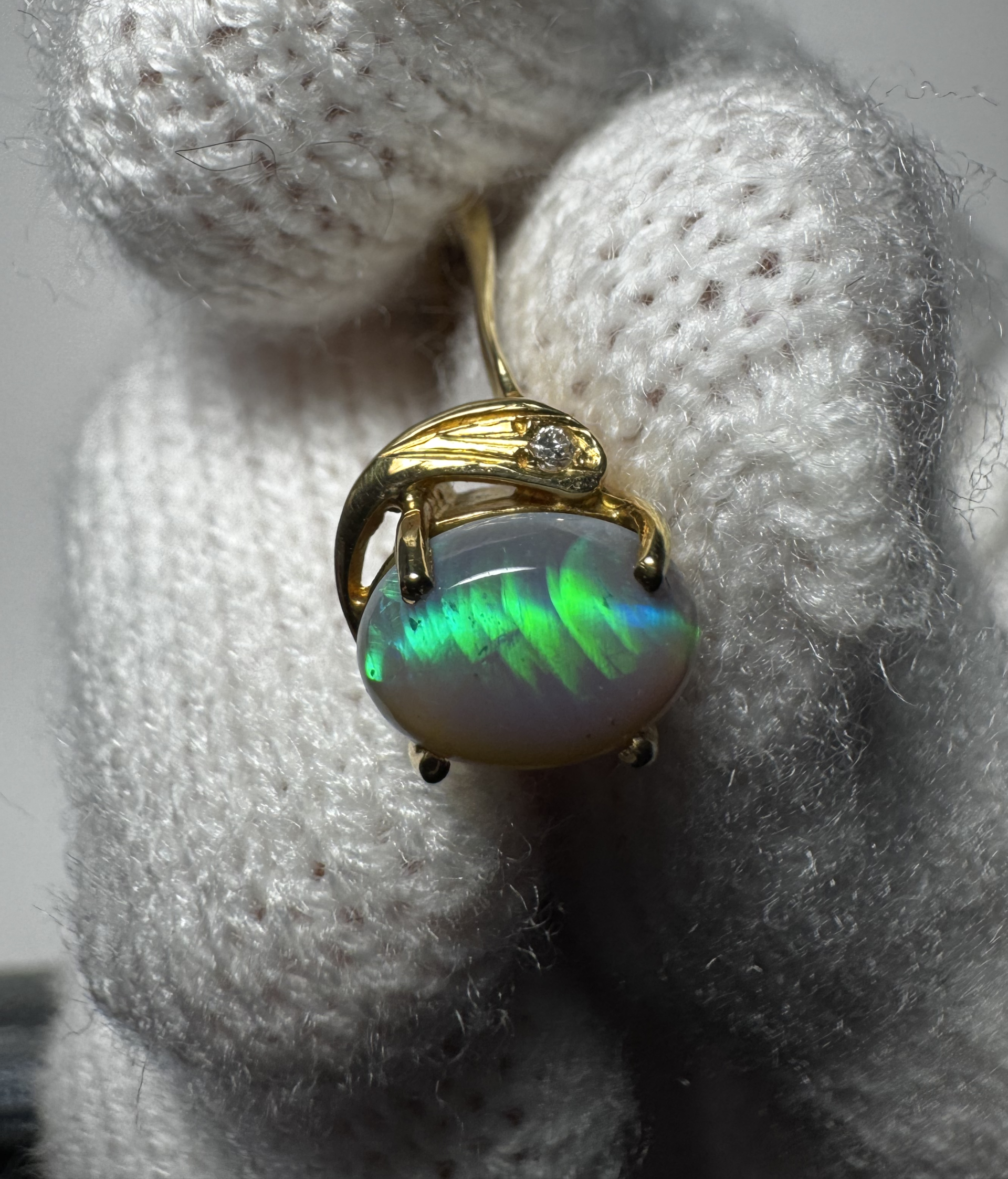 1.20 ct Solid Black Opal Set in 18 k 750 Yellow Gold Ring with Genuine Natural Diamond (Cert Included)