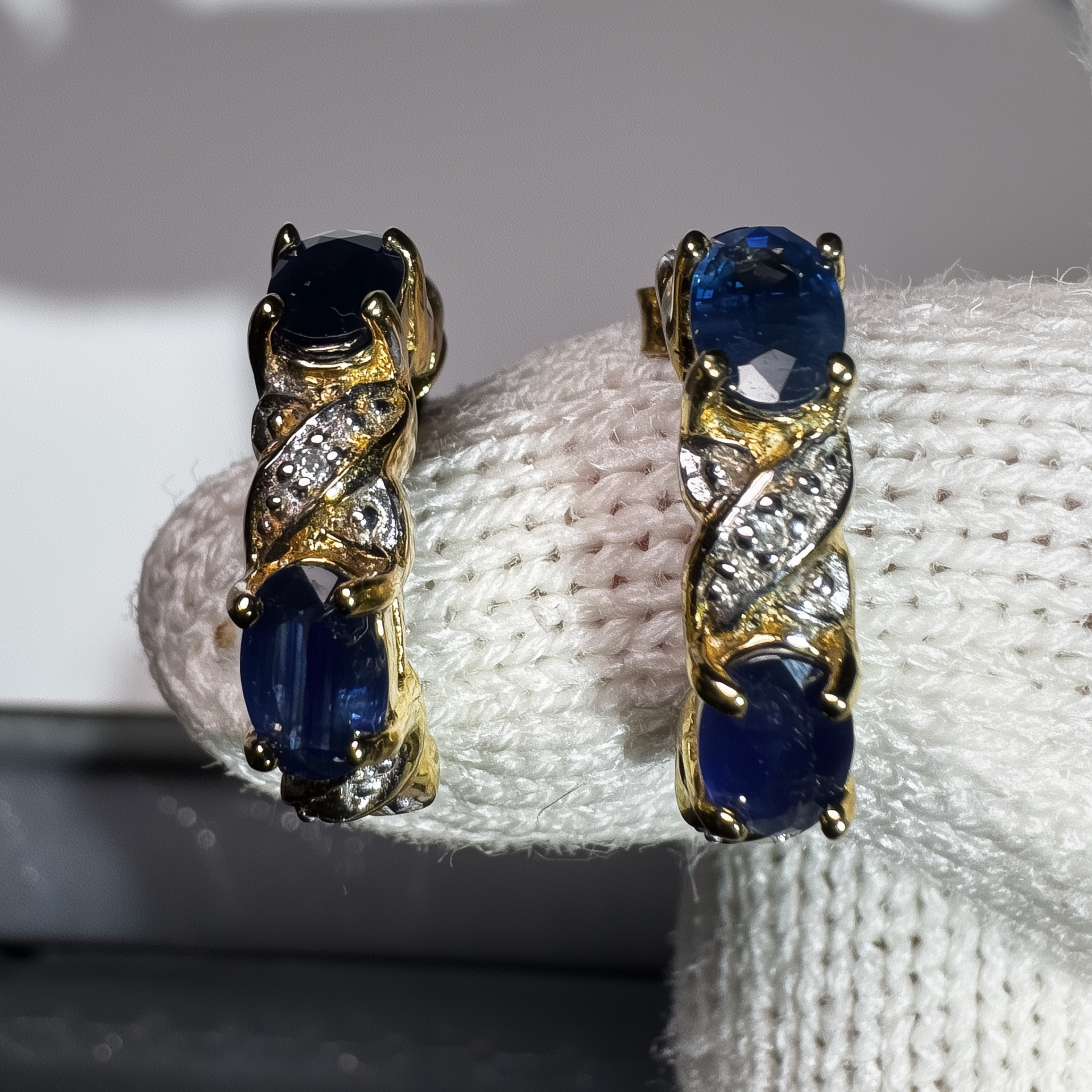 Pair of Earrings w/ 4 Stunning Natural Blue Sapphires