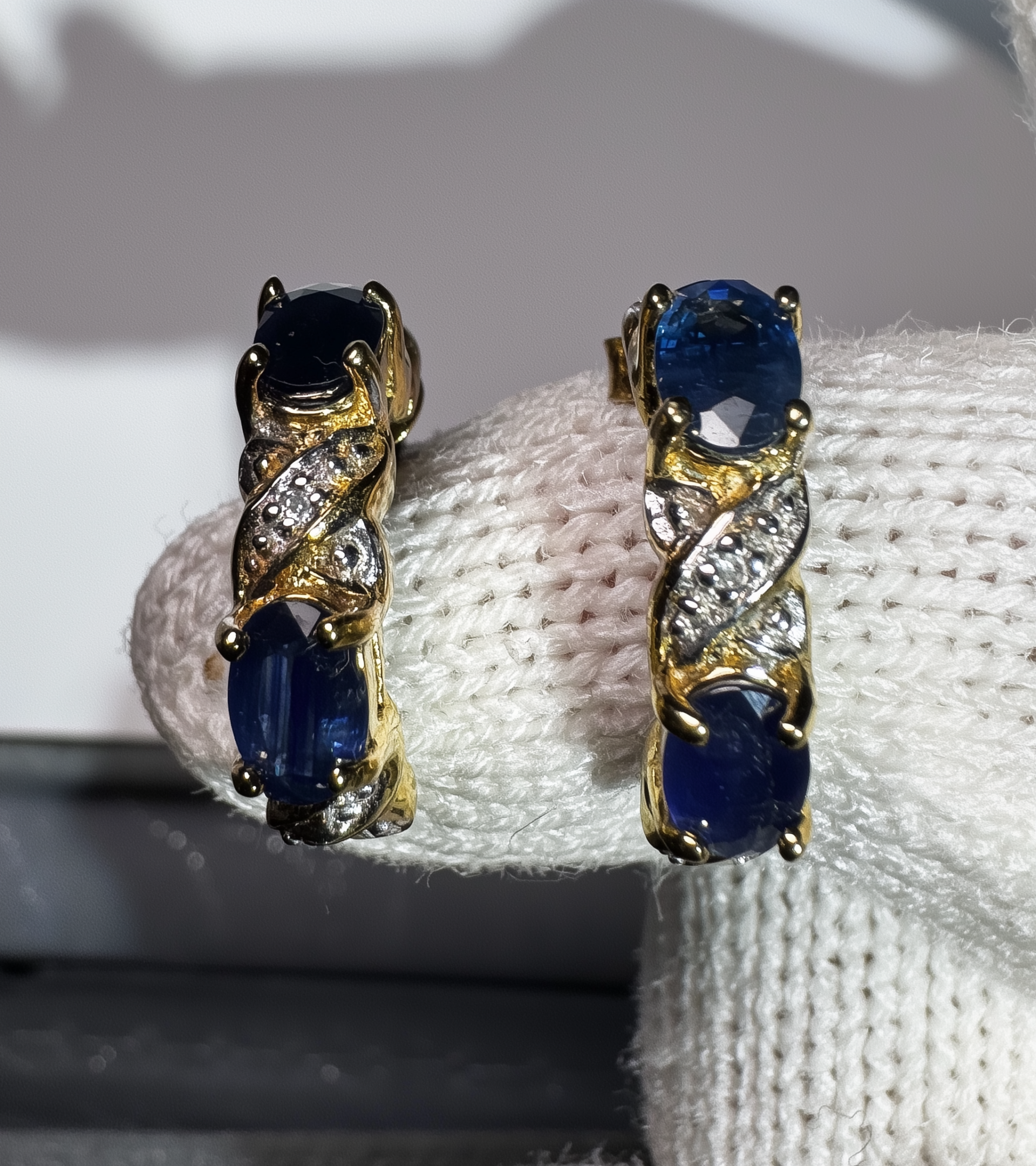 Pair of Earrings w/ 4 Stunning Natural Blue Sapphires
